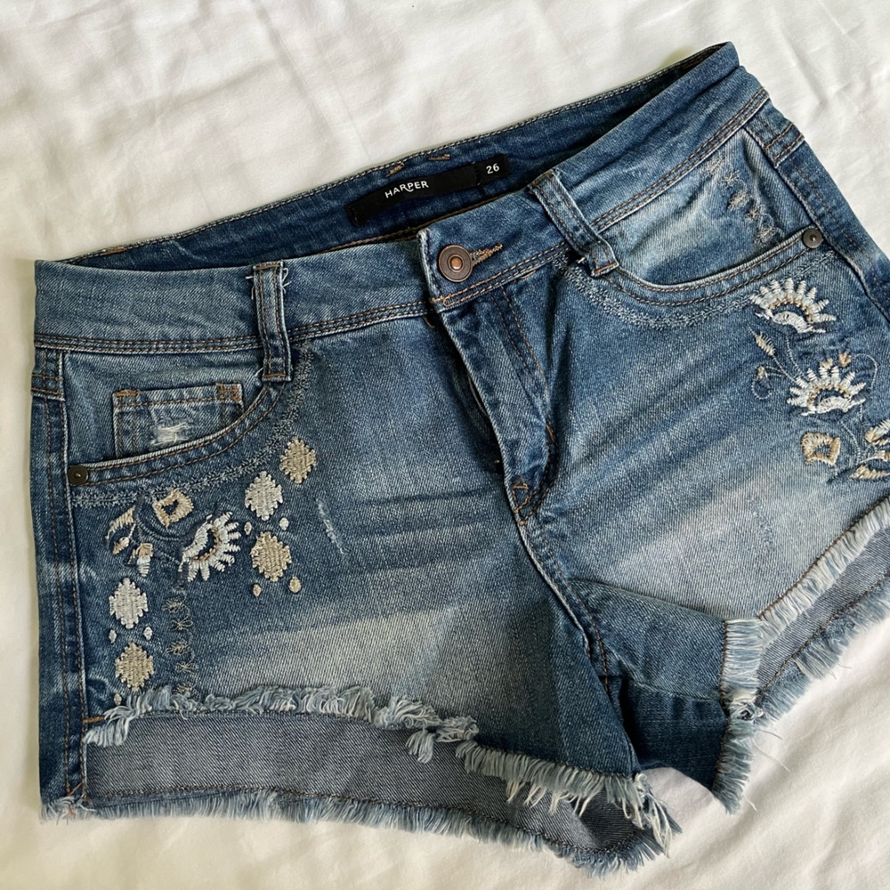Francesca’s Harper size 26 cutoff embroidered  shorts